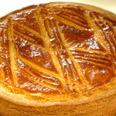 Gâteau basque - Le gâteau basque est une recette typique de la cuisine basquaise qui se déguste tiède ou froid à tout moment.