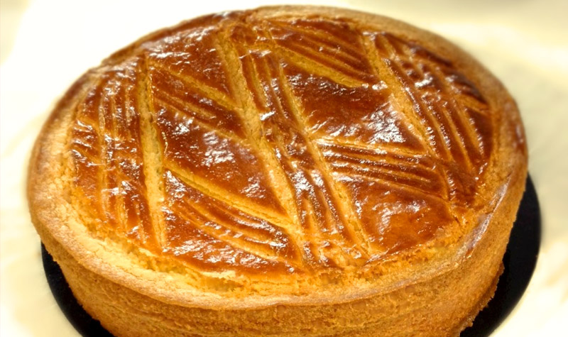 Gâteau basque - Le gâteau basque est une recette typique de la cuisine basquaise qui se déguste tiède ou froid à tout moment.