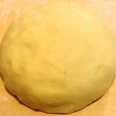 Pâte brisée - La pâte brisée est une pâte servant de base aux tartes salées, tourtes, quiches, etc…