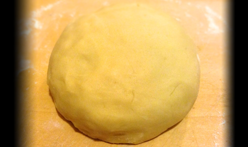 Pâte brisée - La pâte brisée est une pâte servant de base aux tartes salées, tourtes, quiches, etc…
