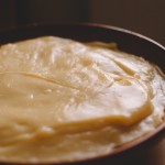 Tarte Tropézienne – Verser dans un plat pour refroidir rapidement la crème. (Photo : Elodie Davis).