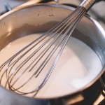 Tarte Tropézienne – Porter le lait à ébullition. (Photo : Elodie Davis).