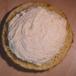 Tarte Tropézienne – Il est important de recouvrir d'une généreuse couche de crème. (Photo : Elodie Davis).