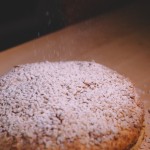 Tarte Tropézienne – Saupoudrer de sucre glace et servir très froide. (Photo : Elodie Davis).