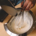Tarte Tropézienne – Verser progressivement le lait bouillant dans le mélange. (Photo : Elodie Davis).
