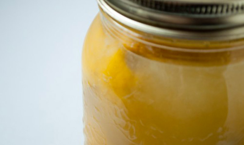 Citrons confits au sel - Ce condiment, on peut l'utiliser pour parfumer une tajine, un filet de poisson cuit à la vapeur ou en papillotes.