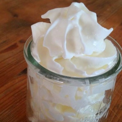 Crème chantilly facile et rapide - Mondialement connue, cette onctueuse préparation est une crème fouettée, sucrée et aromatisée à la vanille.