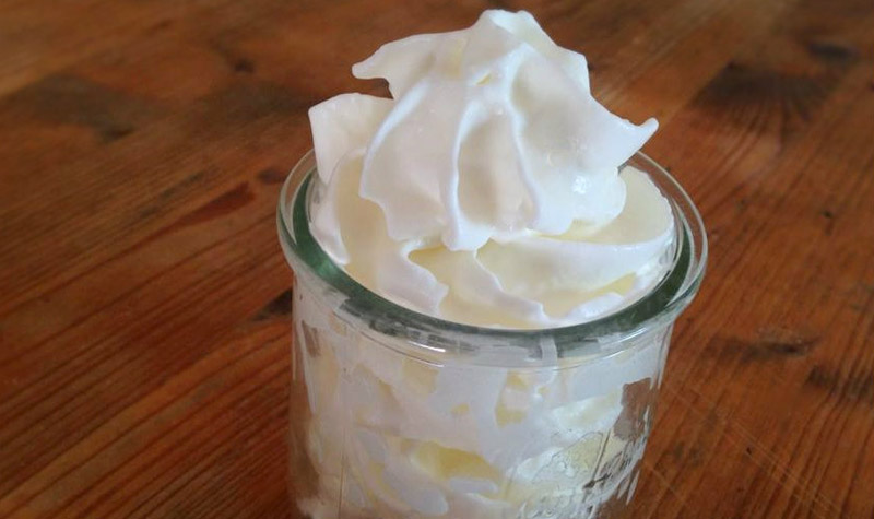 Crème chantilly facile et rapide - Mondialement connue, cette onctueuse préparation est une crème fouettée, sucrée et aromatisée à la vanille.