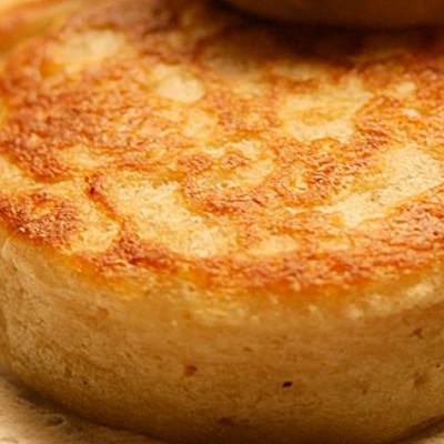 Crumpets - D'origine anglaise, le crumpet se sert au petit déjeuner.