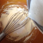 Crème pâtissière - Ajouter progressivement le lait chaud dans le saladier tout en fouettant.