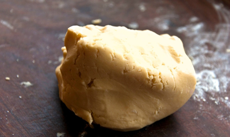 Pâte sablée - La pâte sablée est une pâte sucrée qui est très utilisée pour réaliser des tartes, petits fours ou biscuits sablés.