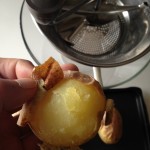 Gnocchis de pommes de terre - Éplucher les pommes de terre pendant qu'elles sont encore chaudes.