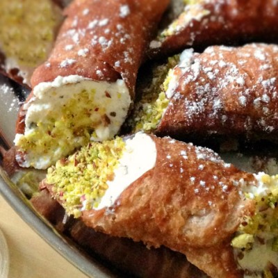 Cannoli siciliani - Un voyage culinaire en Sicile. Un mélange de texture grâce à la texture crémeuse de la ricotta et le croquant du biscuit.