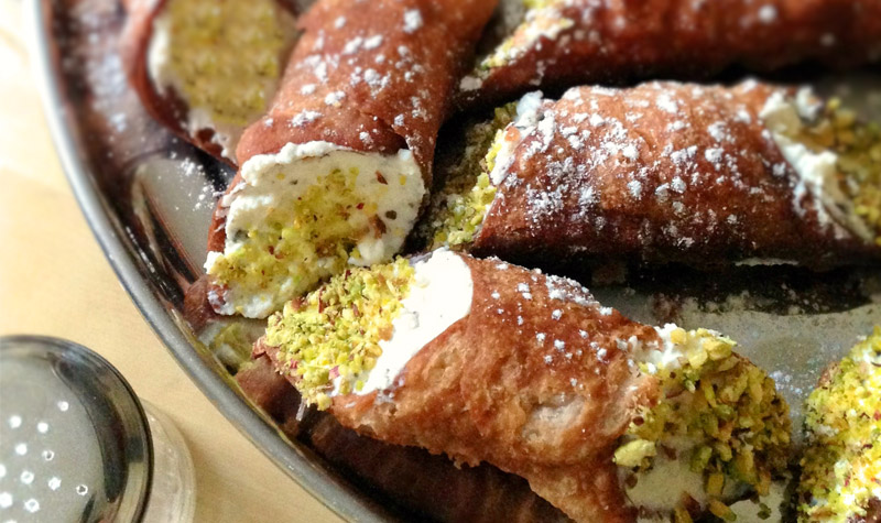 Cannoli siciliani - Un voyage culinaire en Sicile. Un mélange de texture grâce à la texture crémeuse de la ricotta et le croquant du biscuit.