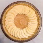 Tarte aux pommes avec compote maison - Disposer les lamelles de pommes en rosace sur le fond de tarte.