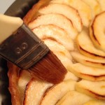 Tarte aux pommes avec compote maison - Lustrer la surface de la tarte aux pommes avec le nappage à l’aide d'un pinceau.