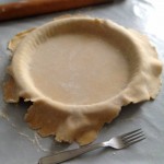 Tarte aux pommes avec compote maison – Enrouler la pâte brisée autour du rouleau à pâtisserie et dérouler doucement au-dessus du moule à tarte.