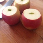 Tarte aux pommes avec compote maison - Couper les extrémités pour rendre régulières les pommes.