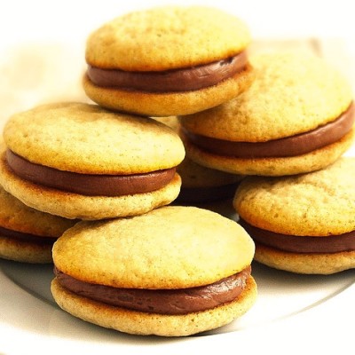 Whoopies au beurre de cacahuètes - Les whoopies font fureur aux Etats-Unis ! Ils ressemblent beaucoup aux macarons et sont aussi bons mais plus simples à réaliser !