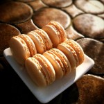 Macarons au chocolat blanc - Le macaron est un grand classique la pâtisserie. Je vous propose de les préparer vous-même, afin d'épater vos amis lors d'un café ou en dessert.