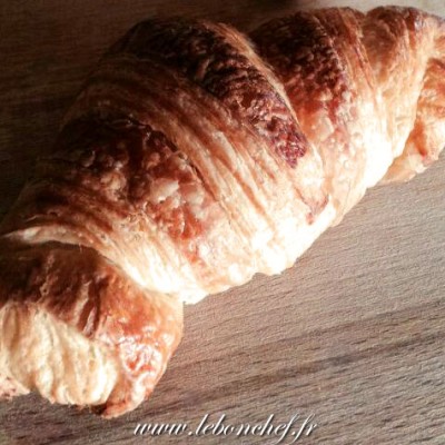 Croissants au beurre maison - Quoi de meilleur au petit-déjeuner qu'un croissant fait maison tout juste sorti du four ?