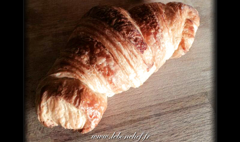 Croissants au beurre maison - Quoi de meilleur au petit-déjeuner qu'un croissant fait maison tout juste sorti du four ?