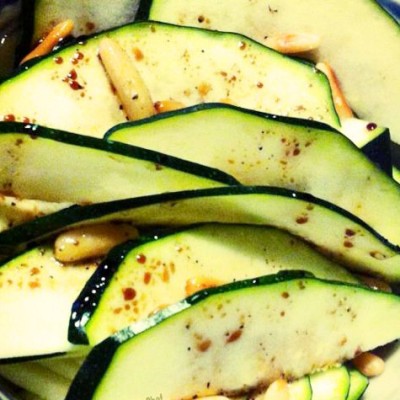 Salade de courgettes crues aux pignons - Une entrée fraîche et étonnante qui permet de découvrir la courgette sous un autre jour.