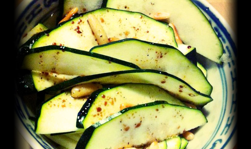 Salade de courgettes crues aux pignons - Une entrée fraîche et étonnante qui permet de découvrir la courgette sous un autre jour.