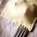 Petits feuilletés au Roquefort - Chiqueter les bords avec les dents d'une fourchette.