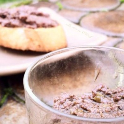 Tapenade maison aux olives noires - Une recette maison extrêmement facile, au bon goût d'olives. Laissez entrer les cigales et la Provence dans votre cuisine