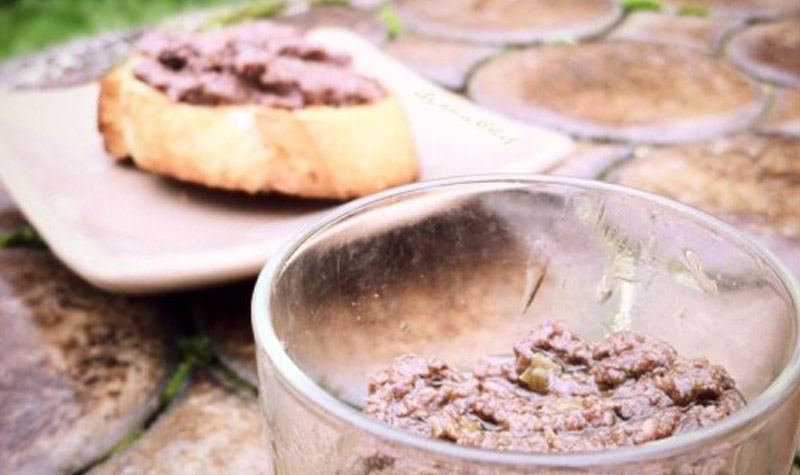 Tapenade maison aux olives noires - Une recette maison extrêmement facile, au bon goût d'olives. Laissez entrer les cigales et la Provence dans votre cuisine