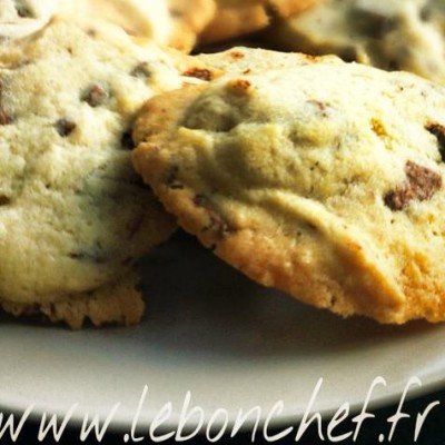 Cookies au chocolat au lait - Leur particularité est d'avoir un cœur moelleux et un pourtour plus croustillant.