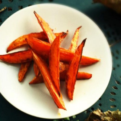 Frites de patates douces au paprika - Cette recette a de quoi rendre les potatoes et les frites classiques vertes de jalousie.