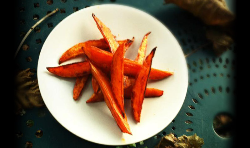 Frites de patates douces au paprika - Cette recette a de quoi rendre les potatoes et les frites classiques vertes de jalousie.