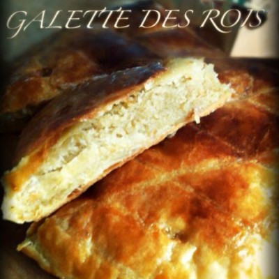 Galette de rois - Pour une galette des rois bien brillante, la badigeonner avec du sirop de glaçage.