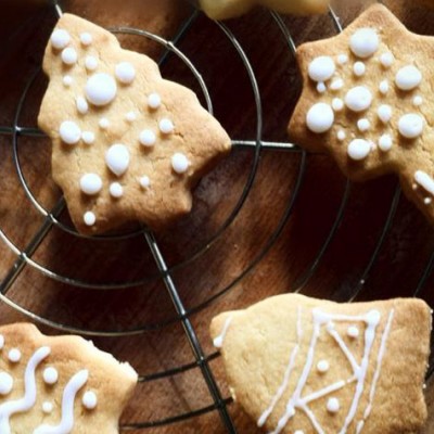 Petits sablés de Noël - De jolis sablés de Noël à faire avec les enfants pour décorer le sapin.