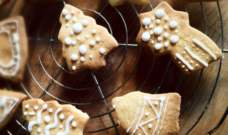 Petits sablés de Noël - De jolis sablés de Noël à faire avec les enfants pour décorer le sapin.