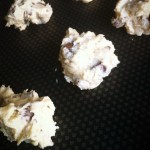 Cookies au chocolat au lait - A l'aide d'une cuillère, faire des petits tas de pâtes sur la plaque.