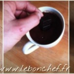 Mug cake coeur coulant au chocolat et crème de marrons - Les 3 carrés de chocolat seront ajoutés au cœur de la préparation afin de créer le cœur coulant.