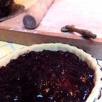 Tarte à la confiture de cerises : Pâte, recouverte d'une couche réguliere de confiture.