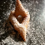 Beignets de Carnaval - A l'aide d'une passette, saupoudrer de sucre glace.