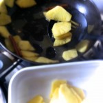 Carpaccio d’ananas et croquant de fruits secs - Débarrasser l’ananas en laissant le jus de cuisson dans la poêle.