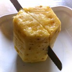 Carpaccio d’ananas et croquant de fruits secs - Couper l'ananas de manière longitudinale en deux.