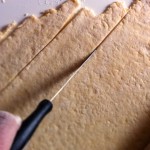 Chiacchere siciliennes - Abaisser la pâte et découper à l'aide d'un couteau, des losanges de pâtes.