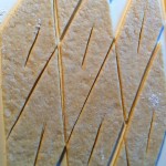Chiacchere siciliennes - Découper la pâte en forme de losange, et faire une petite incision dans chaque losange.