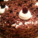 Forêt noire - Un gâteau moelleux qui ravira tout amoureux du chocolat et de chantilly.