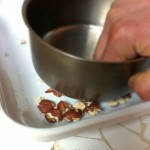 Mille-feuille de betterave et chèvre - Concasser grossièrement le noisettes avec le fond d'une petite casserole.