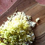 Artichauts farcis à l’italienne - Utiliser un couteau éminceur pour tailler le poireau.