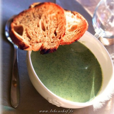 Potage à l’ortie - Découvrez un potage réconfortant qui mêle la saveur aromatique de l’ortie et le fondant de l'emmental.