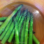 Gratin d'asperges au jambon - Le choc thermique provoqué en les plaçant aussitôt dans un bain de glace va permettre de fixer la chlorophylle dans l’asperge et ainsi les garder bien vertes.